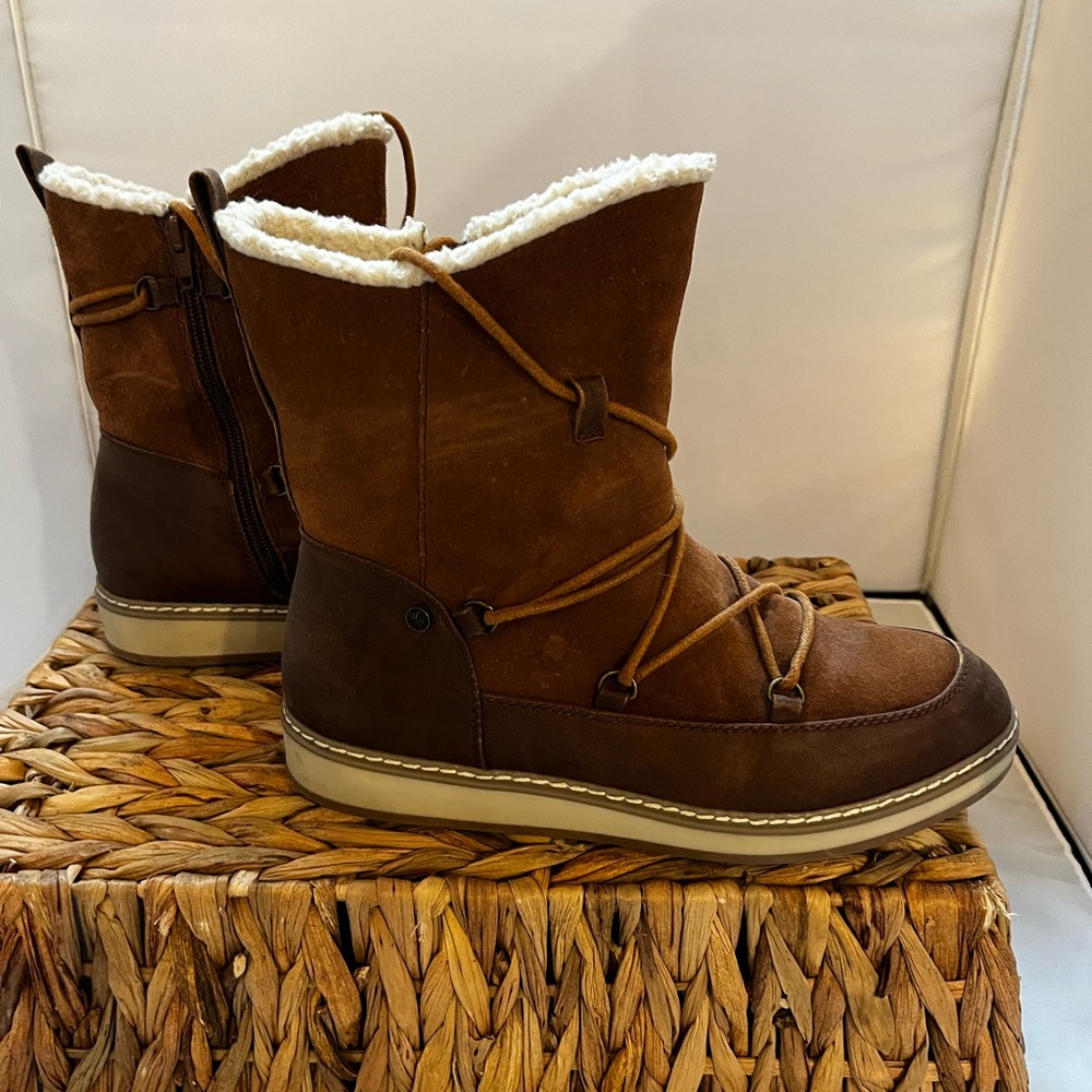 White Mountain Wimens Winter lace up boots.  Topaz/Leather Size 9